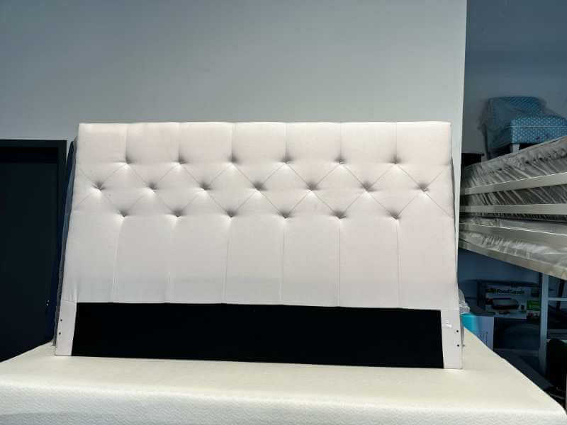 Tête de lit rembourrée Ellis en tissu gris anthracite avec capitonnage à boutons - format Double lit – Image 2