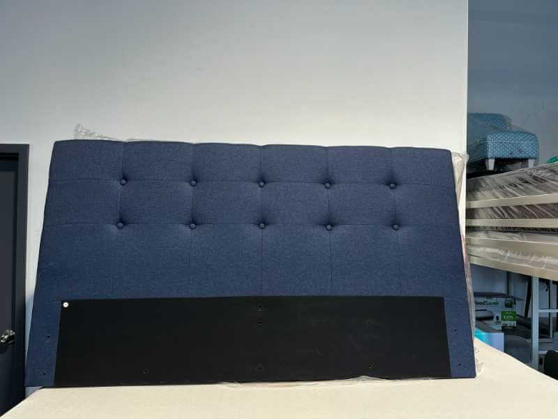 Tête de lit rembourrée Ellis en tissu gris anthracite avec capitonnage à boutons - format Double lit – Image 3