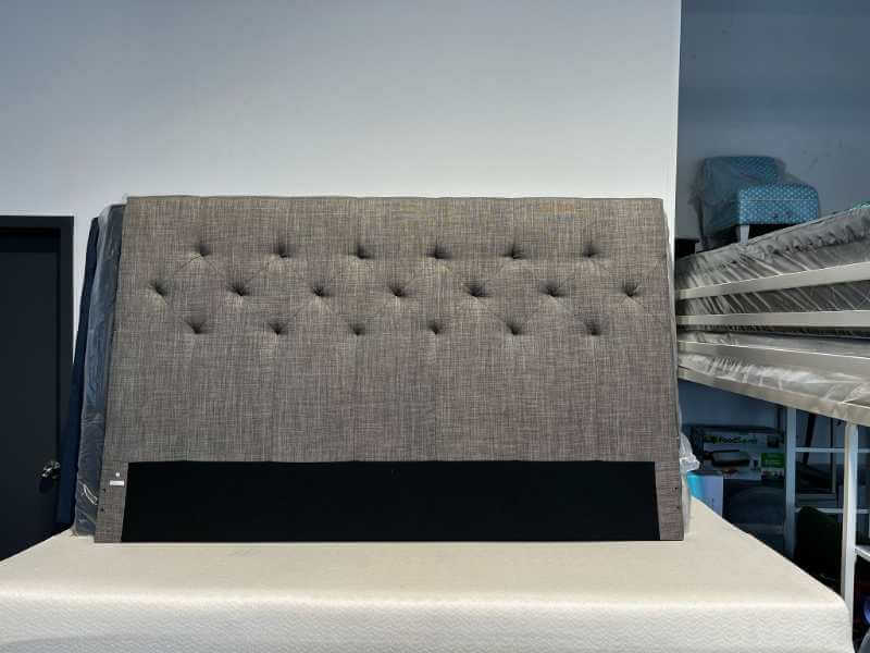 Tête de lit rembourrée Ellis en tissu gris anthracite avec capitonnage à boutons - format Double lit – Image 4