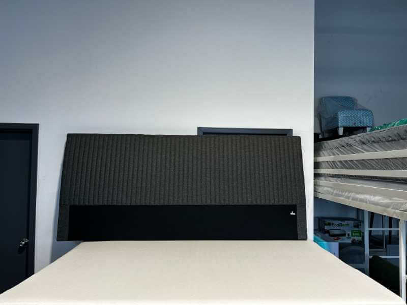 Tête de lit rembourrée Ellis en tissu gris anthracite avec capitonnage à boutons - format très grand lit – Image 2